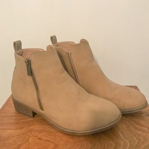 Low-Heeled Boots/Booties